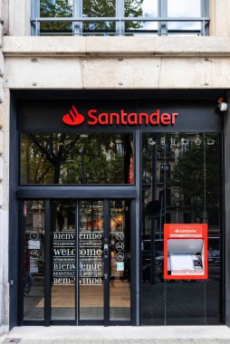 Barcelona, İspanya - 3 Ekim 2022: Barcelona, Katalonya, İspanya 'daki Santander banka ofisinin cephesi ve logosu 