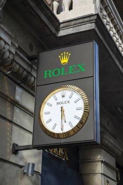 Barselona, İspanya - 3 Ekim 2022: Diagonal Bulvarı 'nda Rolex mücevheri, Barcelona, Katalonya, İspanya' nın bir alışveriş caddesi
