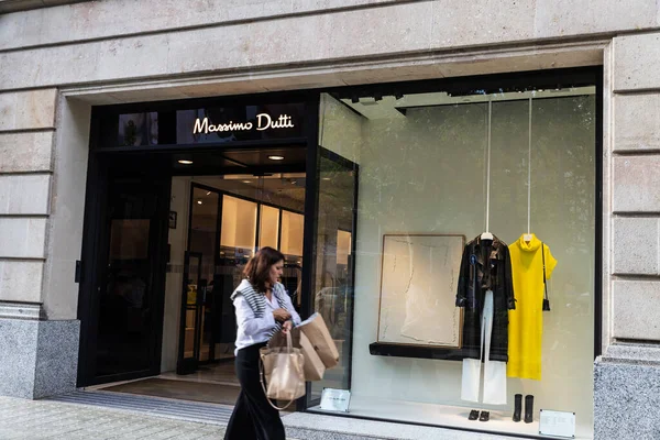 Barcelona Spania Octombrie 2022 Afișarea Unui Magazin Îmbrăcăminte Massimo Dutti — Fotografie, imagine de stoc