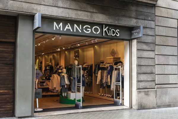Barcelona Španělsko Října 2022 Zobrazení Obchodu Dětskými Oděvy Mango Diagonal — Stock fotografie