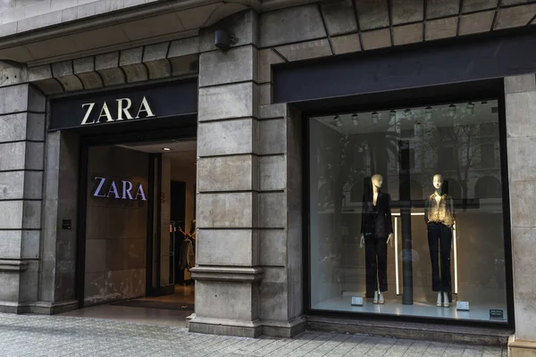 Barcelona Espanha Outubro 2022 Exibição Uma Loja Roupas Zara Diagonal — Fotografia de Stock