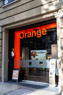 Barselona, İspanya - 3 Ekim 2022: Diagonal Bulvarı 'nda bir Orange telefon mağazasının gösterimi, Barcelona, Katalonya, İspanya' nın bir alışveriş caddesi 