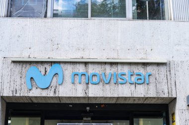 Barselona, İspanya - 3 Ekim 2022: Diagonal Bulvarı 'ndaki bir Movistar telefon dükkanının işareti, Barcelona, Katalonya, İspanya' nın bir alışveriş caddesi 