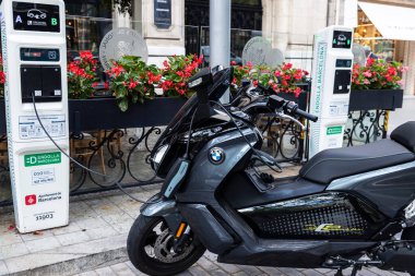 Barselona, İspanya - 3 Ekim 2022: BMW elektrikli motosiklet Barcelona, Katalonya 'nın bir alışveriş caddesi olan Diagonal Bulvarı' nda bataryayı şarj ediyor 