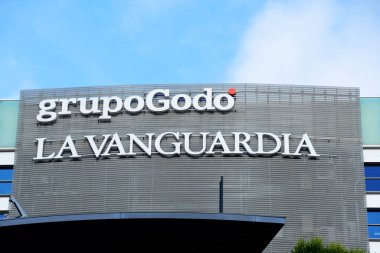 Barcelona, İspanya - 3 Ekim 2022: La Vanguardia ve Grupo Godo Diagonal Bulvarı, Barcelona, Katalonya, İspanya 