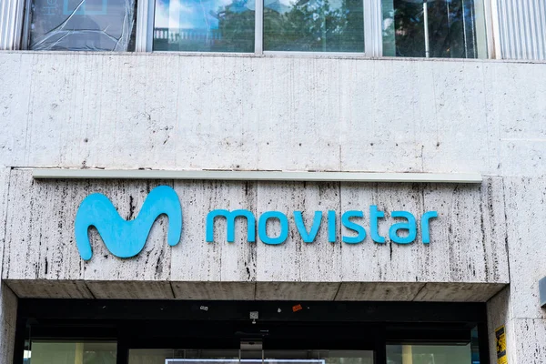 Βαρκελώνη Ισπανία Οκτωβρίου 2022 Σημάδι Τηλεφωνικού Καταστήματος Movistar Στη Λεωφόρο Εικόνα Αρχείου