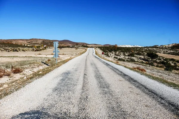 Sonsuzluğa Giden Uzun Bir Yol Kırsal Kesimde Asfalt Bir Yol — Stok fotoğraf