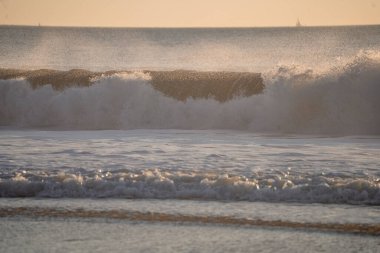 Gün batımında Cadiz 'de güzel dalgalar kopuyor.