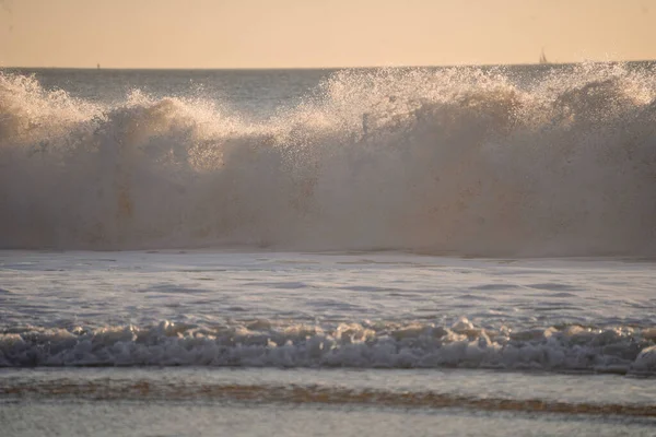 夕暮れ時にカディスの海で砕ける美しい波 — ストック写真