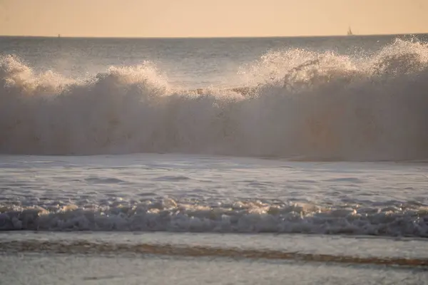 美丽的海浪在日落时分在加的斯的海里破浪而出 — 图库照片