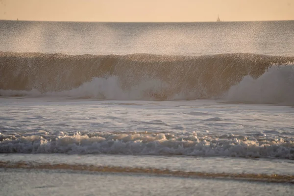 Vackra Vågor Bryter Havet Cadiz Vid Solnedgången — Stockfoto