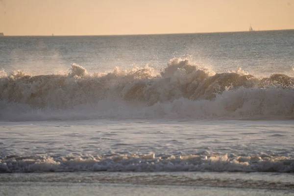 美丽的海浪在日落时分在加的斯的海里破浪而出 — 图库照片