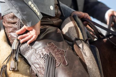 İspanya 'daki geleneksel doma vaquera' da bir binicinin eli ve Zahon 'unun ayrıntıları.