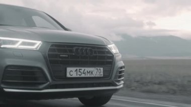 ALTAI, RUSSIA - 29 Haziran 2021: Audi Q5 otoyolda ilerliyor. ÖNCE Kapat