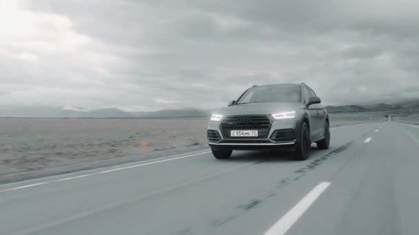 ALTAI, Oroszország - 2021. június 29.: Az Audi Q5 mesterkélt hegyi kilátást nyújt az autópályán — Stock videók