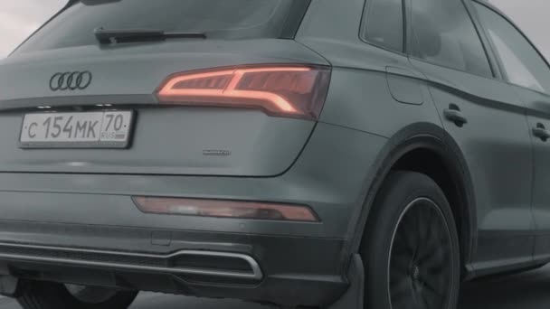 ALTAI, RUSSIA - 29 JUNE 2021: Audi Q5 їде по шосе. Закрийте двері — стокове відео