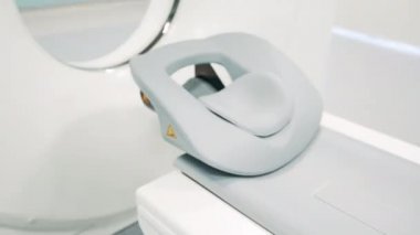 Modern MRI makinesi olan parlak oda