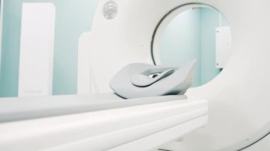 Modern MRI makinesi olan parlak oda