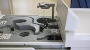 Kız doktor MRI montajı için radyoaktif kapsül taşıyor.