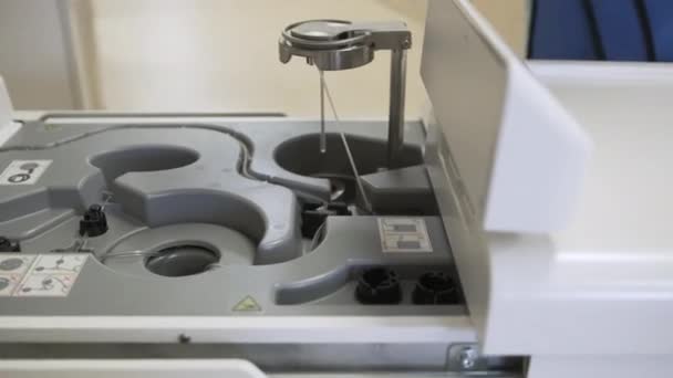 女医生带着一个用于核磁共振成像装置的放射性胶囊 — 图库视频影像