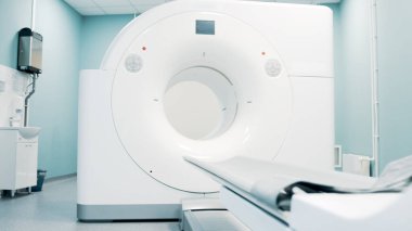 Modern MRI makinesi olan parlak oda