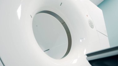 Modern MRI makinesi olan parlak oda