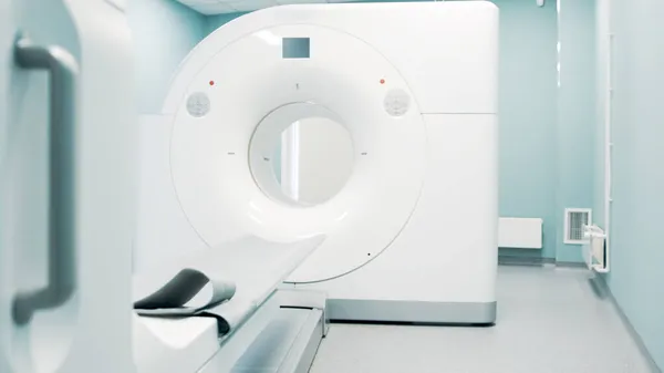 Яскрава кімната з сучасною МРТ машиною — стокове фото