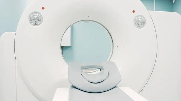 Светлая комната с современной МРТ-машиной — стоковое фото