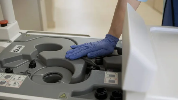 Girl doctor carries a radioactive capsule for the installation of an MRI — Stock Photo, Image