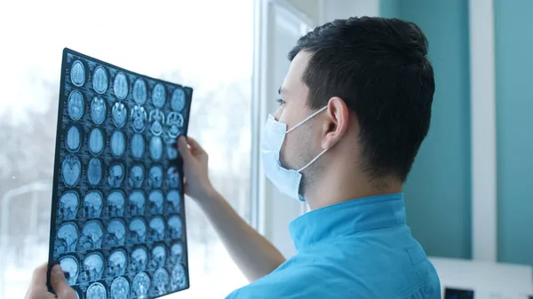 Médico olhando para exames de ressonância magnética do cérebro — Fotografia de Stock