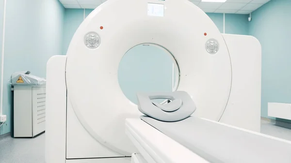Ljusa rum med modern MRI maskin Royaltyfria Stockbilder