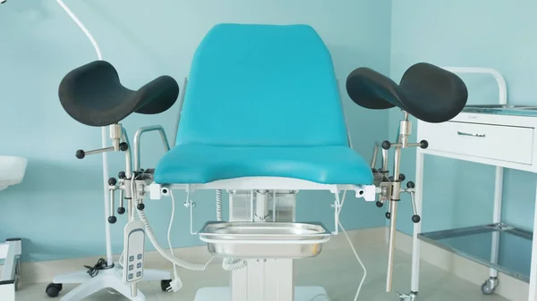 Modern gynekologisk stol. kameraväxling höger Royaltyfria Stockfoton
