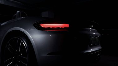 Elit araba park yerinde duruyor. Arka farlar yakın plan.