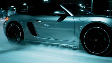 PETERSBURG, RUSSIA - 12 ARALIK 2020: güzel bir şehrin sokaklarında gümüşten Porsche 718 Boxter geziyor. Parlak farlar