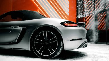 PETERSBURG, RUSSIA - 12 ARALIK 2020: Gümüş Porsche 718 Boxter geceleri açık havada duruyor, kar yağıyor. Arka plan