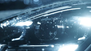 Şık matris farları ışıl ışıl parlıyor. Yakın plan.