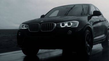 ALTAI, RUSSIA - 29 Haziran 2021: siyah BMW X4 otoyolda ilerliyor. FRONT görünümü Kapat
