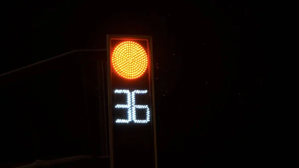 Verkeerslicht rood aftellen. De nacht is winter het sneeuwt — Stockfoto
