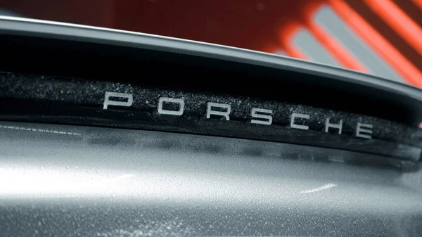 ST. PETERSBURG, RÚSSIA - 12 DE DEZEMBRO DE 2020: Silver Porsche 718 Boxter fica ao ar livre à noite, está nevando. back, Porsche lettering close-up — Fotografia de Stock