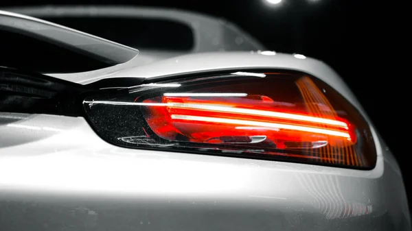 ST. ПЕТЕРБУРГ, РОССИЯ - 12 ДЕКАБРЯ 2020: Серебряный Porsche 718 Boxter стоит ночью на открытом воздухе, идет снег. задний свет крупным планом — стоковое фото