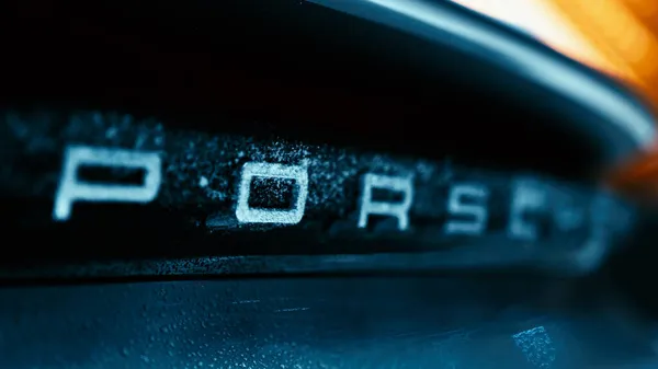 ST. PETERSBURG, RUSSIA - 12 DICEMBRE 2020: Argento Porsche 718 Boxter sta all'aria aperta di notte, nevica. indietro, Porsche lettering primo piano — Foto Stock