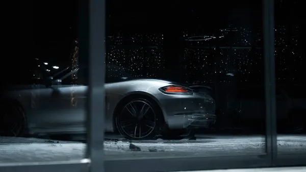 ST. PETERSBURG, RÚSSIA - 12 DE DEZEMBRO DE 2020: Silver Porsche 718 Boxter fica ao ar livre à noite, está nevando. Reflexão de um porsche em uma janela em inverno — Fotografia de Stock