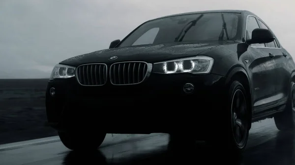 ALTAI, RUSSIA - 29 Haziran 2021: siyah BMW X4 otoyolda ilerliyor. FRONT görünümü Kapat