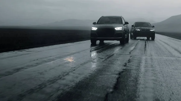 ALTAI, RUSIA - 29 DE JUNIO DE 2021: BMW X4 supera a Audi Q5 en la autopista durante las lluvias — Foto de Stock