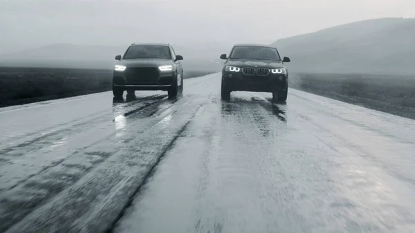 ALTAI, RUSSIA - 29 JUNE 2021: BMW X4 비가 내리는 동안 고속 도로에서 아우디 Q5 를 탈출 — 스톡 사진