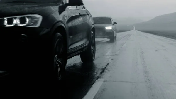ALTAI, RUSSIA - 29 ΙΟΥΝΙΟΥ 2021: Η BMW X4 ξεπερνά την Audi Q5 στον αυτοκινητόδρομο κατά τη διάρκεια των βροχοπτώσεων — Φωτογραφία Αρχείου
