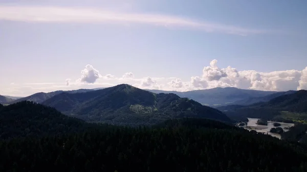 静かで穏やかな山の景色。ドローン映像. — ストック写真