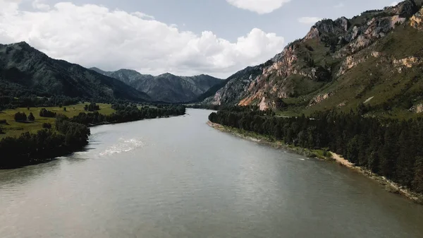 青い水の川と強制的な山々の風景です。ドローン映像 — ストック写真
