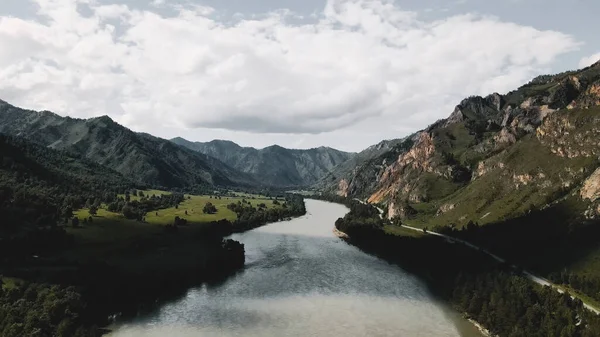 青い水の川と強制的な山々の風景です。ドローン映像 — ストック写真