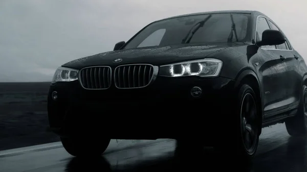 ALTAI, RUSSIA - 29 GIUGNO 2021: BMW X4 nera percorre l'autostrada. Vista frontale Primo piano Foto Stock